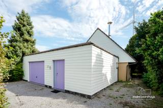 Deze rustig gelegen open bebouwing werd gebouwd in 2001 op een perceel van 612 m². De woning beschikt over een bewoonbare oppervlakte van 167 m².<br /><br />We betreden de woning via de inkomhal met aansluitend de garage. Hier bevinden zich eveneens een praktische wasruimte, een douche en heel wat opbergruimte.<br /><br />Verder komen we in de gezellige en lichtrijke leefruimte met mezzanine. Via het schuifraam hebben we rechtstreeks toegang tot het eerste terras. Aansluitend bevindt zich de eetruimte met een ruime, open keuken.<br /><br />Via de stijlvolle trap bereiken we de mezzanine, een veelzijdige ruimte die perfect kan worden ingericht als gezellige zithoek, bureau of hobbyruimte.<br /><br />Verder bevindt zich hier de slaapkamer met ensuite badkamer. De badkamer is uitgerust met een ligbad, twee wastafels en toilet. Daarnaast is er een douche voorzien die nog verder afgewerkt dient te worden.<br /><br />Aan de achterzijde van de woning bevindt zich een tweede terras, waar je in alle rust van de groene tuin kunt genieten.