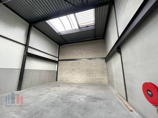 Reeds verhuurde nieuwbouw KMO-unit met een oppervlakte van 108 m² te koop, ideaal als investering, op de nieuwe bedrijvenzone langs de bedrijvige Brugsesteenweg, nabij de Oostendsebaan met een onmiddellijke verbinding naar de A10 op- en afrit Gistel &amp; de E40 op- en afrit Oudenburg.<br /><br />De casco magazijnruimte (brandklasse C) heeft een vrije hoogte van +/- 6 m en is opgebouwd uit een staalconstructie met een silexbetonplint en geïsoleerde sandwichpanelen. Verder is de loods uitgerust met een automatische sectionale poort (4 m B  x 4,5 m H), lichtstraat met rookluik en polybetonvloer. Dankzij de afzonderlijke toegangsdeur en raampartij boven de deuropening kan men een kantoor / showroom inbouwen. De unit maakt deel uit van fase II van de gloednieuwe KMO-ontwikkeling "De Gaffel" bestaande uit 15 KMO-units te koop met oppervlaktes van 126 m² tot 227 m² (samenvoegbaar tot +/- 850 m²) waarvan 2 units met kantoor (46 m² &amp; 99 m²) en 1 unit met een casco woning (192 m²). De loodsen aan de voorzijde van het project zijn op de 1e verdieping voorzien van een mezzanine en glaspartijen. De KMO-unit in combinatie met woning (met landelijk zicht) situeert zich aan de achterkant van de site. Per magazijn is er minstens één privatieve parkeerplaats. De unit is reeds verhuurd met een maandelijkse huurprijs van €650/maand, wat deze investering extra interessant maakt.<br /><br />Contacteer PANORAMA B2B voor meer inlichtingen, plannen of een vrijblijvend plaatbezoek 0476 215 115.