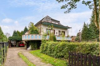 <p>Deze charmante vrijstaande woning ligt op een groen en rustig perceel. De woning heeft een authentieke uitstraling dankzij de met klimop begroeide gevel en de volwassen tuin rondom.<br /><br /><strong>Indeling<br /></strong></p>
<p><strong>Op de eerste étage:</strong> <br />- Een geïnstalleerde keuken met mooi zicht op de tuin.<br />- Badkamer <br />- Twee slaapkamers<br /><br /><strong>Op de tweede étage:<br /></strong>- De ruime zolderverdieping welke tal van mogelijkheden biedt o.a. extra slaapkamer, hobbyruimte, speelkamer of een atelier.</p>
<p><strong>Op de gelijkvloersverdieping: <br /></strong>In de kelder bevindt zich een volledig ingerichte werkplaats.<br />Perfect voor doe-het-zelvers of hobbyisten die extra ruimte nodig hebben.<br /><br /><strong>Algemeen</strong></p>
<p>- Isolatie vloerplaat eerste verdieping 10 cm - Isolatie vloerplaat zolderverdieping 12 cm - Spouwisolatie 5 cm <br />- D-label (324)</p>
<p><strong>BELANGRIJKE VOORWAARDE:</strong></p>
<p>De verkoper behoudt het recht om de woning levenslang te bewonen. Hij zal hiervoor aan de koper een maandelijkse huurprijs voldoen. Dit gebruiksrecht vangt aan op datum van de notariële akte en eindigt automatisch bij het overlijden van de verkoper.</p>