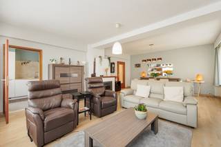 Uiterst gunstig gelegen hoekappartement op de eerste verdieping in het centrum van Mol. Voorzien van alle comfort en omvat o.a. een woonkamer...