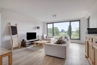 Ruim appartement op het eerste verdiep met 3 slaapkamers. Dit 2-slaapkamerappartement van 2013, gelegen op een rustige groene site is op zoek naar...