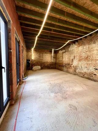 Ligging Deze polyvalente kantoor- of praktijkruimte maakt deel uit van een recent renovatieproject. Het pand is gelegen op een strategische...