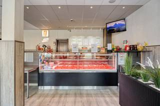 Dit handelspand met woonst te koop op een perceel van 1.446 m² geniet een centrale ligging in Kaprijke, met een goede bereikbaarheid en...