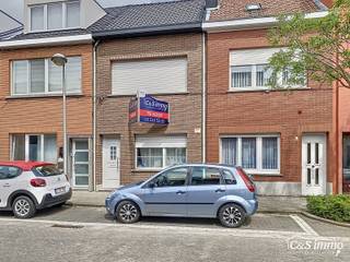 Stap binnen in deze gezellige woning met drie slaapkamers en tuin. Via de gezellige inkomhal komt u binnen in de leefruimte. U kan genieten van...
