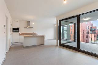 Ontdek het nieuwe, bruisende woonproject, Geel Station Villa Spoorbloem, pal in het levendige centrum van Geel! Met 38 moderne wooneenheden, variërend van studio's tot 1-, 2- en 3-slaapkamer appartementen, bieden wij een divers aanbod voor een breed publiek. Duurzaamheid staat centraal in dit nieuwe project, zonder te moeten inboeten aan comfort. Alle woningen zijn uitgerust met zonnepanelen, vloerverwarming en individuele geothermische warmtepomp. Een e-peil van 20 of lager wordt gegarandeerd. <br /><br />De ideale uitvalsbasis voor wie mobiliteit belangrijk vindt, Geel Station is gunstig gelegen in het hart van het centrum, op enkele minuten stappen van winkelstraten en het station. Voorzien van ruime terrassen en gelijkvloerse tuintjes, bieden onze appartementen een unieke leefomgeving. Bovendien creëren we een oase van rust met een collectieve daktuin, perfect om te ontspannen, te genieten en buren te ontmoeten.<br /><br />Stap de deur uit en betreed een wereld van winkels, cultuur, sport en andere voorzieningen, allemaal op wandelafstand. Pendelaars zullen blij zijn met de vlotte verbindingen naar Antwerpen, Brussel, Lier, Mechelen, Leuven en Hasselt via trein en bus, terwijl de fiets-o-strade voor de deur zorgt voor een veilige, vlotte en snelle verbinding voor niet gemotoriseerd verkeer richting Mol en Herentals. We nodigen je uit om deel uit te maken van dit unieke project en jouw nieuwe thuis te ontdekken in Geel Station Villa Spoorbloem!<br /><br />Meer informatie? Contacteer ons via 014 48 24 78 of check matexi.be/geel-station.