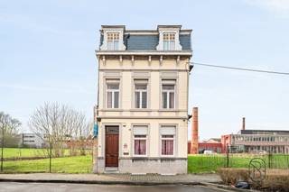 Grote burgerwoning met 4 slaapkamers, stadstuin en veel potentieel!Goedgelegen op wandelafstand van het centrum bevindt zich deze ruime, charmante te...