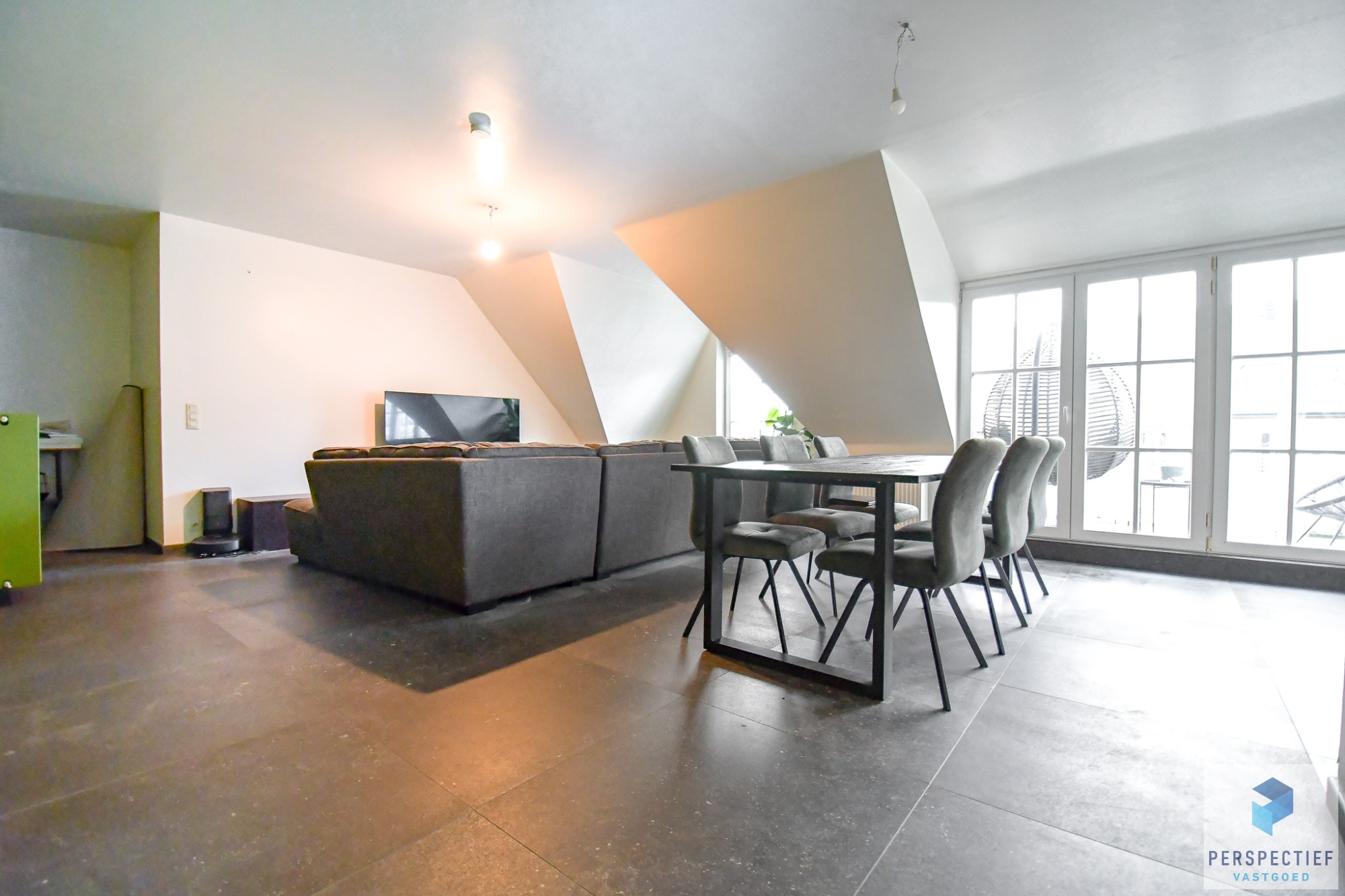BEZOEKMOMENT WOENSDAG 26/08 VAN 17U TOT 18U30 | Ruim en modern woonappartement (bouwjaar 2020) met 2 slaapkamers en terras. - foto 4