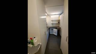 Een gunstig gelegen handelspand bestaande uit een winkelruimte met achterliggend keukentje en afzonderlijk toilet.  De winkelruimte heeft...