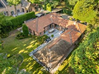 Interesse? Meer informatie op www.SWEVERS.be. - In Heusden-Zolder staat een gelijkvloerse villa in charmante Zuid-Franse stijl op een perceel van...