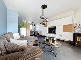 Instapklare woning op een mooie locatie bestaande uit een inkomhal met gastentoilet, gezellige leefruimte, ingericht bureel, volledig...