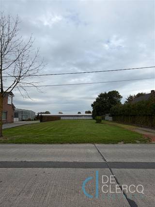 <p><span>Royaal perceel van 3.183,54 m² te koop in Lochristi – zonder bouwverplichting!</span></p><p><span>Op zoek naar een ruime bouwgrond op een gunstige locatie, met de vrijheid om uw bouwplannen op eigen tempo te realiseren? Dit veelzijdige perceel, gelegen in een centrale wijk nabij het centrum van Lochristi, biedt een uitstekende opportuniteit. </span></p><p><span>Het totale perceel heeft een oppervlakte van maar liefst 3.183,54 m² en bestaat uit 947 m² bouwgrond aan de voorzijde en 2.236,54 m² achterliggende landbouwgrond. Het bouwlot is geschikt voor de realisatie van een vrijstaande woning, met volgens de geldende verkavelingsvoorschriften een maximale bebouwde vloeroppervlakte van 234 m² (13 meter breed x 18 meter diep).</span></p><p><span>De ruime achterliggende landbouwgrond geeft het perceel een bijzonder open karakter en biedt extra mogelijkheden voor wie droomt van een uitgestrekte tuin of interesse heeft in landbouwactiviteiten, rekening houdend met de geldende bestemmingsvoorschriften. Een belangrijke troef is bovendien dat het perceel wordt verkocht zonder bouwverplichting. Hierdoor bent u niet verplicht om onmiddellijk te bouwen en kunt u uw bouwplannen realiseren op het gewenste moment.</span></p><p><span>Het plan van opmeting en de bijhorende bouwvoorschriften kunt u raadplegen via onze website.</span></p><p><span>De vraagprijs voor het volledige perceel van 3.183,54 m² bedraagt € 359.000, exclusief verkooprechten.</span></p><p><span>Interesse in dit ruime perceel met tal van mogelijkheden? Neem gerust contact op met Hendrik via hendrik@vastgoed-dc.be of via onze website. </span></p>
