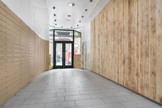 <p><span>Charmante et polyvalente surface commerciale au cur de la ville</span></p><p><span>Ce bien idéalement situé offre un rez-de-chaussée commercial de </span><span>48 m²</span><span>, comprenant un espace de rangement pratique et des toilettes à larrière. Grâce à son agencement ouvert, lespace se prête parfaitement à diverses activités commerciales.</span></p><p><span>Au </span><span>premier étage</span><span>, vous trouverez une spacieuse surface de </span><span>44 m²</span><span> équipée dune cuisine de base. Cet étage peut être aménagé en bureau, en atelier ou même en espace de vie convivial.</span></p><p><span>Le </span><span>deuxième étage</span><span> est divisé en deux pièces distinctes, avec une salle de bain (douche, lavabo et toilettes) ainsi quune petite terrasse idéale pour un moment de détente.</span></p><p><span>Ce qui rend ce bien particulièrement attractif, cest son </span><span>charme authentique</span><span> : de grandes fenêtres laissant entrer beaucoup de lumière, une atmosphère chaleureuse et une disposition qui invite à une utilisation créative. Alliant fonctionnalité et caractère, il peut être facilement adapté à une grande variété de concepts.</span></p><p><span>De plus, il se situe dans une rue commerçante piétonne animée qui mène directement à la </span><span>Botermarkt, la Grand-Place et la Bruul</span><span> un emplacement privilégié attirant aussi bien les habitants que les visiteurs.</span></p><p><span>Remarque :</span><span> lexploitation horeca nest pas autorisée.</span></p>