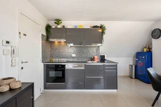 <p>Centraal gelegen op de hoek Kouterstraat/Lamstraat, op een boogscheut van het centrum van Merelbeke, vindt u dit stijlvolle appartement op de derde verdieping van een verzorgde residentie gebouwd in 2002.<br /><br />Het appartement valt meteen op door uitzonderlijk veel lichtinval in de leefruimte met groen uitzicht. De leefruimte met open keuken vormt één geheel en ademt een moderne, gezellige sfeer uit. De keuken is uitgerust met kwalitatieve toestellen. In de ruime leefruimte is er tevens voldoende plaats om een bureau in te richten. Verder is er een lichtrijke badkamer, voorzien van alle comfort. De ruime slaapkamer beschikt over een extra ingebouwde berging, ideaal voor wie nood heeft aan voldoende opbergruimte. Aanvullend is er in de hal voor de toegangsdeur plaats voor jassen en schoenen.<br /><br />Verder beschikt de residentie over een gemeenschappelijke fietsenberging, vrij te gebruiken door alle bewoners, een welgekomen troef in deze fietsvriendelijke omgeving. Parkeren vormt hier ook geen probleem, er is steeds voldoende plaats in de straat voor het gebouw.<br /><br />TROEF: De ligging – MOBI SCORE: 8,1/10! <br />Bushalte, alle winkels en scholen in de onmiddellijke nabijheid. <br />Op fietsafstand van Merelbeke-centrum en de veeartsenijschool. <br /><br />KORTOM: dit is de ideale starterswoning, uiterst geschikt voor studerende kinderen maar ook een mooi investeringspand!<br /><br />Voor meer informatie of een bezoek, contacteer Lisse: <br />lisse@cornelis-goeman.be of 0477 17 19 12</p>