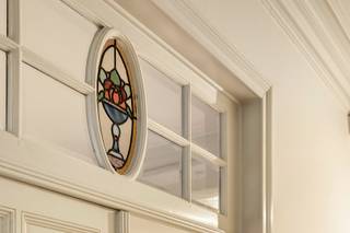 In een rustige straat in het centrum van Izegem bevindt zich deze ruime en solide tussenwoning. De woning biedt een functionele indeling met drie slaapkamers, bureauruimte, ruime zolder en extra leefruimte dankzij de veranda. Bovendien geniet je van een vlotte bereikbaarheid, met het station en bushalte op wandelafstand en een directe verbinding naar de E403.<br /><br /><strong>Ligging: </strong>De woning ligt centraal in Izegem, in een rustige woonomgeving op wandelafstand van openbaar vervoer zoals het station en nabijgelegen bushaltes. Dankzij de uitstekende verbinding met de E403 bereik je moeiteloos de omliggende steden. Alle voorzieningen zoals winkels, scholen en recreatie bevinden zich op korte afstand.<br /><br /><strong>Indeling:</strong>
<ul>
	<li><u>Gelijkvloers</u>: Ruime inkomhal die toegang biedt tot de lichtrijke woonkamer met open keuken. Verder is er een aparte wasplaats met doucheruimte en toilet. Achteraan bevindt zich een aangename veranda die extra leefruimte creëert.</li>
	<li><u>Eerste verdieping</u>: De nachthal geeft uit op drie volwaardige slaapkamers, een badkamer en een comfortabele bureauruimte.</li>
	<li><u>Tweede verdieping</u>: Via een vaste trap bereik je de ruime zolderkamer, ideaal als bijkomende slaapkamer of hobbyruimte.</li>
	<li>De woning beschikt over een praktische kelder.</li>
	<li><u>Buitenruimte</u>: Achteraan bevindt zich een onderhoudsvriendelijke koer. Aan de overkant van de straat beschik je over een garagebox met een extra tuintje, een absolute meerwaarde in het centrum.</li>
</ul>
<strong>Technische eigenschappen:</strong>

<ul>
	<li>Traditionele bouw.</li>
	<li>Centrale verwarming op aardgas.</li>
	<li>PVC-ramen met dubbel glas.</li>
	<li>EPC-label E – renovatieverplichting van toepassing.</li>
</ul>
<strong>Troeven:</strong>

<ul>
	<li>Rustige en centrale ligging.</li>
	<li>Ruime en functionele indeling, ideaal als gezinswoning.</li>
	<li>Mogelijkheid tot creëren van extra slaapkamer op zolder.</li>
</ul>
<strong>Extra troef:</strong><br />Mogelijkheid tot aankoop van <strong>bijhorende garage met zonnig tuintje</strong>. Ideaal voor iemand die graag nog wat extra plaats wenst voor het tuinieren of als opslagplaats. <br />Prijs garage is niet inbegrepen in de prijs en kan aangekocht worden voor <strong>25.000,00 euro.</strong><br /><br /><strong>Interesse?</strong> Neem contact op met ons kantoor voor meer informatie of plan een vrijblijvend bezoek via 051/201.400 | info@dicasa.be. 