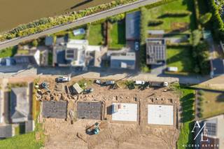Wonen waar natuur en dorpsleven elkaar ontmoeten. Deze eigendom wordt u te koop aangeboden door Access Estate. Maak vandaag nog uw afspraak via sms of WhatsApp op 0475 92 30 35. In het charmante Scheldedorp geniet u van een unieke woonomgeving waar rust, natuur en gezelligheid centraal staan. Op wandelafstand vindt u lokale horeca, prachtige wandel- en fietsroutes, de uitgestrekte Kalkense Meersen en de authentieke overzetboot over de Schelde. Hier leeft u midden in het groen, met elke dag een vakantiegevoel vlak bij huis. In een rustige straat aan de Schelde worden 8 stijlvolle halfopen nieuwbouwwoningen gerealiseerd, met een open zicht op de achterliggende velden. Een zeldzame combinatie van landelijk wonen, natuurbeleving en een vlotte bereikbaarheid. Op het gelijkvloers bevindt zich een lichtrijke leefruimte met open keuken, een praktische berging en een apart gastentoilet. Dankzij de grote raampartijen vloeien binnen- en buitenleven naadloos in elkaar over, met directe toegang tot de ruime tuin. Op de eerste verdieping vindt u drie volwaardige slaapkamers, een comfortabele badkamer en een afzonderlijk toilet. De ruime zolderverdieping, die volledig kan worden ingericht als extra slaapkamer, thuisbureau, hobbyruimte of speelkamer indien gekozen wordt voor een vaste trap. Deze woningen worden gebouwd met hoogwaardige, duurzame materialen en met veel aandacht voor wooncomfort en energiezuinigheid. Bovendien kiest u de afwerking volledig naar eigen smaak: keuken, badkamer en vloeren worden afgestemd op uw persoonlijke woonstijl. Dankzij performante isolatie, zonnepanelen en moderne technieken behalen de woningen een uitstekend E-peil. Prijzen exclusief kosten. Op de grondwaarde zijn verkooprechten van 12% van toepassing. Op de constructiewaarde en afwerking geldt 21% btw.