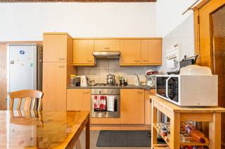 <p>Grote woning in een opkomende buurt tussen Zurenborg en de Turnhoutsebaan.</p>
<p>Deze gesloten bebouwing in Borgerhout biedt een uitzonderlijke bewoonbare oppervlakte van maar liefst 342 m² en tal van mogelijkheden voor grote gezinnen, co-housing of een combinatie van wonen en werken. Momenteel is het gebouw ingericht als opbrengsteigendom met 3 appartementen en een studio. Dankzij de centrale ligging geniet je van een vlotte verbinding naar winkels, scholen en openbaar vervoer, terwijl de levendige buurt volop in ontwikkeling is. De solide constructie vormt een sterke basis voor wie op zoek is naar een woning met karakter en potentieel. Met 7 slaapkamers, meerdere badkamers en diverse leefruimtes beschikt dit huis over een bijzonder veelzijdige indeling. De koer zorgt bovendien voor een aangename buitenruimte midden in de stad.</p>
<p> </p>
<p>Belangrijkste ruimtes:<br />• Ruime living (27,24 m²) met veel mogelijkheden als centrale leefruimte<br />• Drie keukens (12 m², 10 m² en 9 m²) geschikt voor grote gezinnen of multifunctioneel gebruik<br />• 7 slaapkamers met diverse oppervlaktes<br />• Drie badkamers, praktisch verdeeld over de woning<br />• Koer/patio (19 m²) als aangename buitenruimte<br />• Garage (26,75 m²) met plaats voor wagen en extra stockage<br />• Berging (4,54 m²) voor extra opbergruimte<br />• Kelder (12 m²)</p>
<p> </p>
<p>Troeven:<br />• Enorme bewoonbare oppervlakte van 342 m²<br />• Centrale ligging tussen Zurenborg en de Turnhoutsebaan<br />• Solide constructie met eindeloos veel mogelijkheden</p>
<p> </p>
<p>Neem vandaag nog contact op met je ERA-makelaar voor een bezoek.</p>
<p>JOUW DROOMHUIS. ZO GEVONDEN!</p>