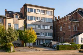 Instap klaar appartement met 2 slaapkamers en garagebox op topligging in MerksemOp zoek naar een comfortabel appartement op een toplocatie, waar winkels, openbaar vervoer en dagelijkse voorzieningen binnen handbereik liggen? Dan is dit instapklare appartement op de 3de verdieping van een kleinschalig gebouw in Merksem zeker een bezoek waard!Het appartement geniet van een uitstekende ligging net buiten het centrum van Merksem, ideaal voor wie graag alles vlakbij heeft en zich vlot wil verplaatsen.Binnenin word je verwelkomd door een aangename leefruimte op visgraatparket met veel natuurlijke lichtinval, die zorgt voor een open en lichtrijk gevoel. De praktische basiskeuken sluit mooi aan bij het geheel. Verder beschikt het appartement over twee slaapkamers en een vernieuwde badkamer, waardoor je meteen kan intrekken.Ook op technisch vlak scoort dit appartement bijzonder goed, met een gunstig EPC-label B en een elektrische installatie die conform gekeurd is. Het gebouw beschikt bovendien over een lift, wat het dagelijkse comfort alleen maar vergroot.Een absolute troef is de garagebox, die verplicht dient bij aangekocht te worden voor € 24.000. Daarnaast zijn er voor het gebouw parkeerplaatsen voorzien voor de bewoners.De gemeenschappelijke kosten bedragen 115 euro + 9 euro voor de garagebox.De troeven op een rij:Gegeerde ligging net buiten het centrum van MerksemWinkels en openbaar vervoer op wandelafstandGelegen op de 3de verdieping van een kleinschalig gebouwInstap klaar en praktisch ingedeeldLichtrijke leefruimteTwee slaapkamersVernieuwde badkamerEPC-label BElektrische installatie conform gekeurdLift aanwezig in het gebouwEigen garagebox verplicht bij aan te kopen voor € 24.000Extra parkeerplaatsen voor de bewonersEen mooie opportuniteit voor starters, koppels, kleine gezinnen of investeerders die op zoek zijn naar een instap klaar appartement met twee slaapkamers, het comfort van een eigen garagebox en de luxe van alle voorzieningen vlakbij.Interesse? Ontdek zelf de troeven van dit appartement en laat je overtuigen door de combinatie van comfort, bereikbaarheid en een praktische ligging!Graag een bezoek inplannen?☎️ 0472 74 03 15✉️ wim@lefevervastgoed.beWeergegeven oppervlakte is overgenomen van het EPC - attest en louter indicatief.