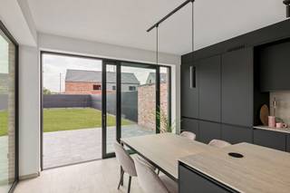 Deze prachtige A+ villa op een perceel van 403m² combineert een landelijke en moderne stijl en is leuk gelegen: in een doodlopende autoluwe...