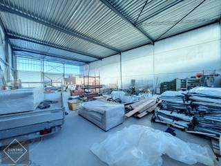 <u><strong>Benaderende AFMETINGEN</strong></u>: 15m x 32,5m<br /><br /><strong><u>AFWERKING</u></strong>: Metalen constructie behandeld met roestwerende verf, wanden in geïsoleerde gladde beton, gepolierde en gewapende betonvloer, geïsoleerd plat dak (steeldeck), elektrische sectionaalpoort (h: 4,5m x b: 4m), afzonderlijke inkomdeur, branddeur (in achtergevel), vrije hoogte: 7,2m, volledige overspanning (geen palen), toilet met lavabo.<br /><br /><u><strong>NUTSVOORZIENINGEN</strong></u>: Stads- en regenwater (regenwaterpomp AANWEZIG), LED-verlichting, stopcontacten, verwarming op aardgas mogelijk, elektriciteit (drijfkracht), internet (glasvezel).<br /><br /><strong><u>LIGGING</u></strong>: Op ambachtelijke zone "OSRE" te Oostende, vlakbij op- en afrit A10/E40 (Brussel-Oostende). <br /><br /><u>*Opmerkingen:</u><br />- Goed geïsoleerde ruimte, scheelt in de energiefactuur.<br />- Onze referentie op <strong>www.centro.be</strong> : <strong>P0269-TK</strong> of contacteer ons via <strong>050/70.01.02 </strong>voor meer info.