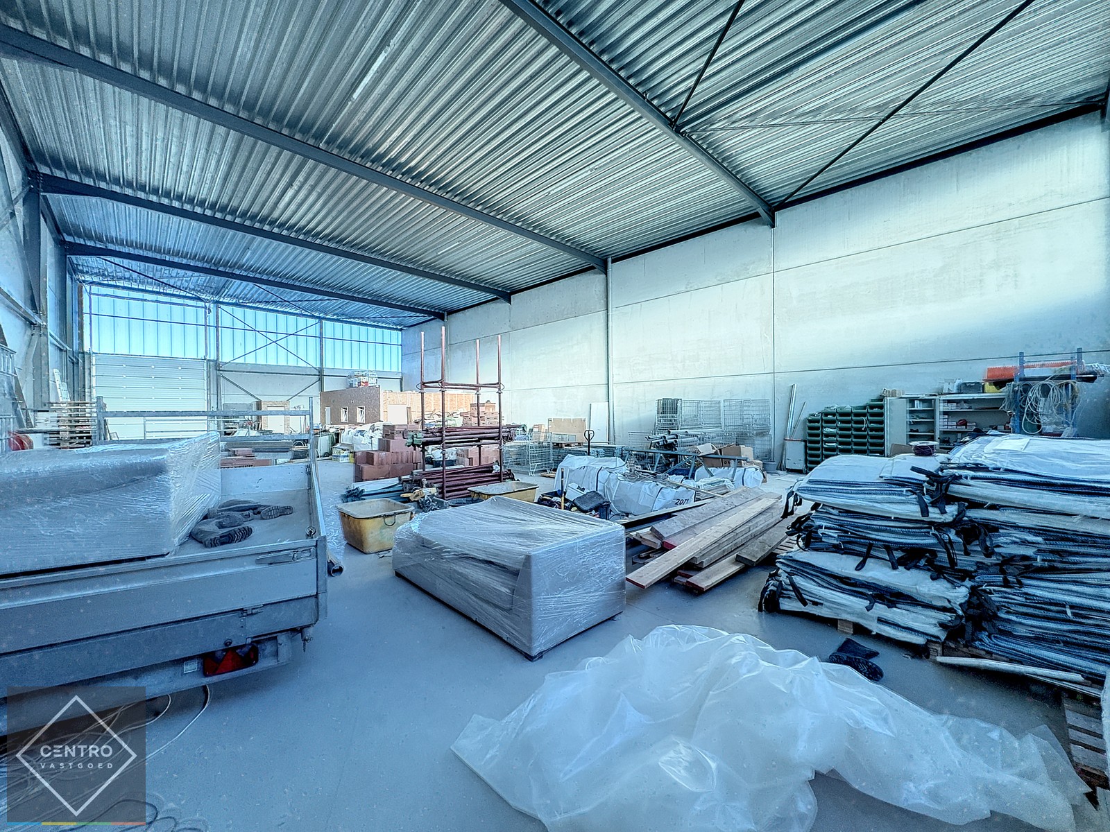 Recent (° 2019) en goed geïsoleerde NB OPSLAGRUIMTE (488m²) met hoge sectionaalpoort en 4-tal private parkings voor de deur. Op ambachtelijke zone te Oostende. - foto 2