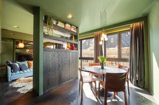 <p><span>STUDIO UNIQUE DANS UN EMPLACEMENT DE CHOIX !</span></p><p><span>Studio entièrement rénové dans le Leopoldbuilding comprenant une entrée avec porte de sécurité, vestiaire, toilettes séparées (pierre naturelle), cuisine entièrement équipée avec sol et plan de travail en pierre naturelle, placards en chêne noir, appareils MIELE (cuisinière à induction, réfrigérateur, congélateur, lave-vaisselle, four combiné micro-ondes, four à vapeur à haute pression) et lave-linge/sèche-linge encastrés, lave-vaisselle, four combiné micro-ondes, four à vapeur haute pression) et lave-linge séchant intégré, salon ensoleillé avec parquet à chevrons comprenant une salle à manger et un coin salon séparés par une cloison faite sur mesure, salle de bains entièrement en pierre naturelle, chambre à coucher verrouillable avec placards intégrés. Le studio a été entièrement vidé et rénové avec des matériaux de haute qualité (parquet en chêne à chevrons, pierre naturelle Desimpel, robinetterie Aqua Prestige, interrupteurs CJC, éclairage Brick In The Wall à intensité variable). Pompe à chaleur air/air Daikin avec climatisation. Système audio Sonos intégré. Toutes les pièces ont été entièrement optimisées avec un maximum d'espace de rangement (placage de chêne personnalisé). Comme le studio est situé au quatrième étage, qu'il est orienté vers le sud et que sa façade a une largeur de 6 mètres, la lumière est abondante. Pas de vue directe, mais de belles vues sur l'ancienne Banque nationale et la Leopoldplaats. Situé au cœur du quartier des théâtres d'Anvers. L'achat d'un parking souterrain est possible.</span></p>