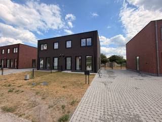 Ben je op zoek naar een splinternieuw, duurzaam en modern huis in Limburg? Deze woning in Leopoldsburg combineert hedendaags wooncomfort met een uitstekende ligging. Het betreft een halfopen bebouwing die als nieuwbouw volledig voldoet aan de strengste energienormen, waardoor het pand bijzonder energiezuinig is.<br /><br />De ligging biedt een vlotte verbinding naar de belangrijkste invalswegen en het levendige centrum van Leopoldsburg, wat het de ideale uitvalsbasis maakt voor gezinnen en koppels die op zoek zijn naar rust én comfort.<br /><br />Indeling :<br /><br />Gelijkvloers: <br /><br />- inkomhal <br />- woonkamer <br />- keuken <br />- toilet <br />- berging <br />- tuin met terras <br /><br />Verdiep +1: <br /><br />- nachthal<br />- 3 slaapkamers <br />- badkamer <br />- berging <br /><br />Extra info:<br /><br />- bovenverdieping voorzien van een airco<br />- EPB: +A<br /><br /><br />De snelste manier om een bezoek te brengen aan deze woning? Vraag je bezoek aan via de rode knop op onze website (www.dewaele.com).<br /><br />Telefonisch kunnen er geen afspraken gemaakt worden. Bij andere vragen kun je ons telefonisch contacteren via 011 30 50 50.<br /><br />Tot binnenkort!