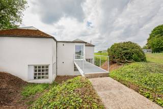 Minimalistische villa van architect Jan Bruggemans op toplocatie in Huldenberg. Uniek woonconcept bestaande uit zes modulaire volumes, volledig gericht op licht, ruimte en rust. De woning (ca. 165 m² bewoonbaar) biedt een uitzonderlijke architecturale beleving met geïntegreerde meubels, hoogwaardige materialen en een ingenieuze indeling. De strakke witte architectuur, geïntegreerde meubels en hoogwaardige materialen (natuursteen, massief hout) creëren een tijdloze, serene leefomgeving.<br />Gelegen op een prachtig perceel van 14 are, op het hoogste punt van Vlaams-Brabant tussen Leuven en Brussel, midden in akkers en weilanden en toch vlot bereikbaar. Via de carport en het brugpad kom je binnen in het centrale volume met de iconische draaitrap. De leefruimtes profiteren van overvloedig daglicht dankzij daklichten en semi-transparante wanden.<br />De woning beschikt over 2 slaapkamers en vraagt opfrissing/renovatie, maar biedt een zeldzame kans om een meesterwerk van Bruggemans te bewonen. Compact én ruimtelijk tegelijk, met een tijdloze, serene uitstraling.<br />info@covas.be // 016 40 60 20 // www.covas.be