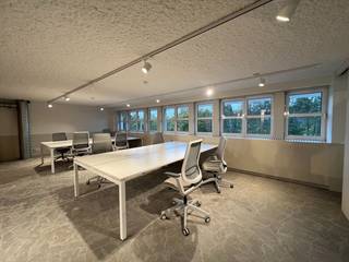 Ontdek onze instapklare en volledig gemeubileerde kantoren voor 10 personen (+/- 80 m²), ideaal gelegen langs de bedrijvige Brugsevaart (N9)...