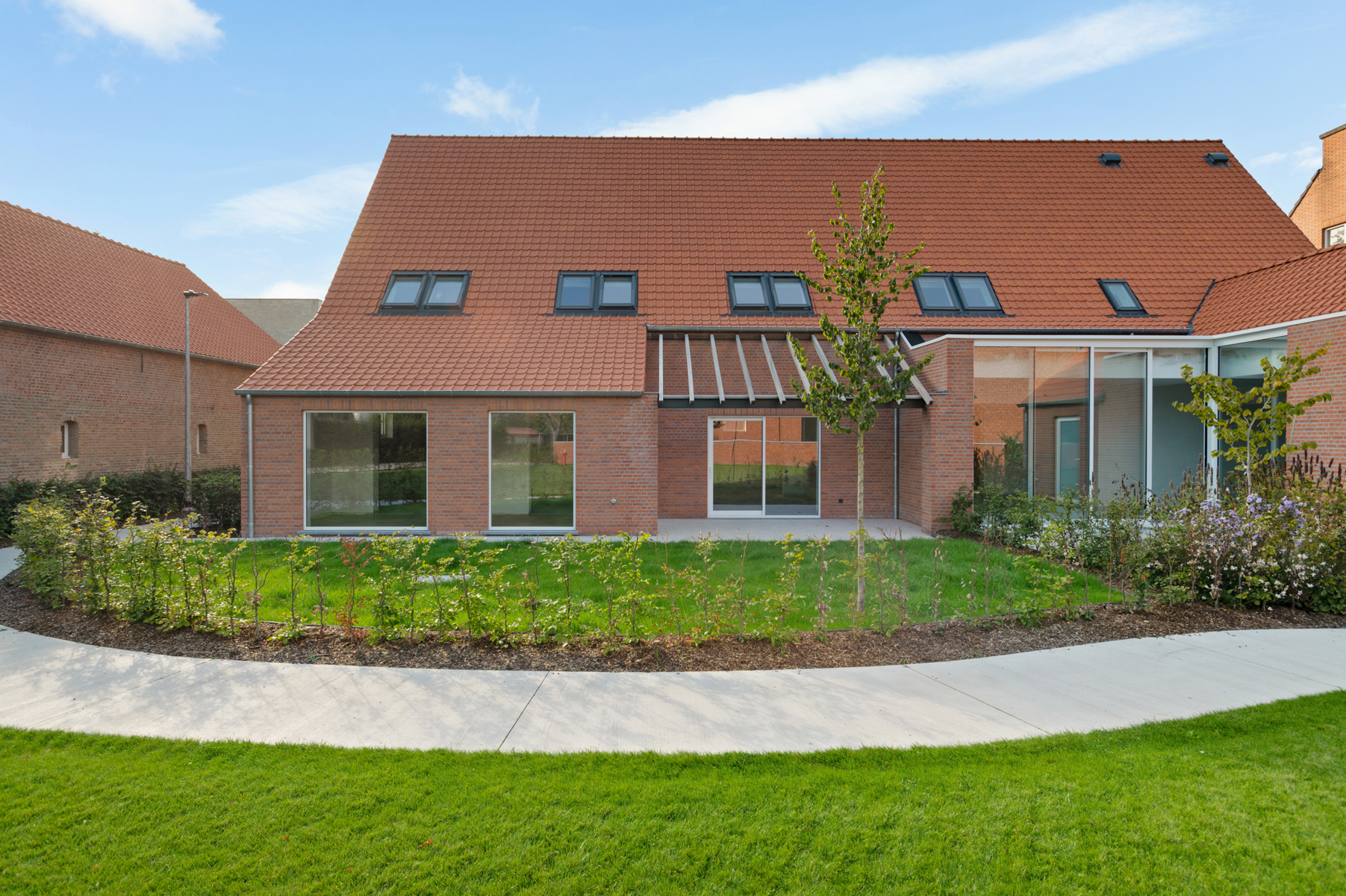 Prachtige totaalrenovatie - halfopen hoevewoning in woonerf. - foto 3