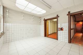 <p><span>Are you looking for a home where you really have space to live, work, and tinker? This charming townhouse of approximately 191 m² on Azalealei in Merksem combines a full-size garage with a workshop, three bedrooms, and a pleasant garden—all just a stone’s throw from downtown Antwerp.</span></p><p><span>The highlights:</span></p><ul><li><span>Exceptionally spacious:</span><span> approx. 191 m² of living space, spread over three levels, on a lot of approx. 113 m².</span></li><li><span>Garage and workshop:</span><span> You can park indoors and also have a full-fledged workshop—ideal for those who want to work from home, tinker, or store items.</span></li><li><span>Three bedrooms:</span><span> Two full-sized bedrooms plus a smaller room, perfect as an office, guest room, or children’s room.</span></li><li><span>Separate laundry room:</span><span> Your washer and dryer are out of sight, with a courtyard right next to them.</span></li><li><span>Courtyard and garden:</span><span> A sheltered courtyard for drying laundry, and behind it a green city garden, enclosed by mature hedges.</span></li><li><span>EPC F-label (591 kWh/m² per year):</span><span> A home with renovation potential, where you can tailor the energy upgrades entirely to your own preferences.</span></li></ul><p><span>Layout and finishes:</span></p><p><span>You step into a spacious entry hall that extends deep into the building and provides immediate access to the indoor garage. At the rear of the ground floor lies this home’s greatest asset: a spacious, fully tiled workshop with skylights in the ceiling, built-in cabinets, and a countertop with a sink. Next to it is the separate laundry room. Through the adjoining room with a glass roof, you step outside onto the courtyard, and from there into the garden—a peaceful, green oasis where you can barely hear the city.</span></p><p><span>One floor up lies the heart of the home. The living area is wonderfully cozy, featuring solid hardwood floors, exposed wooden beams against white plaster walls, and a wide bay window that floods the space with natural light. The kitchen flows seamlessly into this space, and on the same floor you’ll find the bathroom with a bathtub, shower, and double sink. On the second floor are two full-sized bedrooms and a third, smaller room. One of the bedrooms opens onto the front balcony, offering a view of the avenue.</span></p><p><span>About the neighborhood:</span></p><p><span>Azalealei is a pleasant, green avenue in Merksem, featuring charming facades and a peaceful street scene. Here, you’ll live close to the center of Merksem with its shops and schools, while Antwerp’s city center is just a short bike ride or public transit trip away. You can also reach the Ring and the major access roads in no time—you’re centrally located without compromising on quality of life.</span></p><p><span>Interested in a tour? Contact us today at 03/646.66.55 or lynn@sinjoor.be!</span></p>