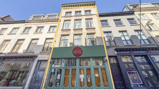 <p>Uiterst interessant gelegen handelshuis met een royale, totale oppervlakte van ca 485 m², gelegen in de Wolstraat, om de hoek van de Sint-Carolus Borromeuskerk dus hartje historisch centrum. Omringd door pittoreske straatjes met schilderachtige huizen en binnenplaatsjes, maar ook gezellige lunchspots en trendy barretjes. De Grote Markt met het stadhuis, de Groenplaats met de iconische Boerentoren, de Kathedraal en het gezellige Hendrik Consciencepleintje met talrijke gezellige restaurantjes zijn vlakbij en zorgen voor een bruisende omgeving.</p>
<p>Het pand bestaat origineel uit een voor- en achterhuis met een centrale vide die beide verbindt.</p>
<p>Het pand wordt thans gebruikt als horeca gelijkvloers met bovengelegen kantoren. Op de bovenste twee verdiepingen (+3 en +4) is een appartement ingericht met drie slaapkamers.</p>
<p>Doorheen het pand zijn nog tal van authentieke elementen aanwezig. Mooie plafondhoogtes met houten moerbalken, originele plankenvloeren en prachtige geornamenteerde ramen.</p>
<p>De centrale vide met bovenaan opengewerkte koepel zorgt voor een aangename lichtinval middenin in het pand.</p>
<p>Op het gelijkvloers werd het perceel volledig bebouwd. Het betreft één grote open ruimte met achteraan het sanitair voorzien en een kleine bergruimte. Zowel vooraan als achteraan is het pand onderkelderd.</p>
<p>Via de centrale trap met overloop bereikt u de eerste verdieping. Aan de straatzijde is vooraan een karaktervolle ruimte voorzien van ca 52 m². Aan de achterzijde bevindt zich een kleinere ruimte van ca 24 m².</p>
<p>Op de tweede verdieping vinden we praktisch een kopie van de ruimte van ca 52 m² aan de straatzijde. De originele schouwmantel geeft deze ruimte nog een extra touch. Ook aan de achterzijde werd een aparte ruimte ingericht als kantoor, wederom ca 24 m².</p>
<p>De derde en vierde verdieping zijn thans ingericht als duplexappartement. Aan de voorzijde is de leefruimte met open keuken. Bergruimte aan de achterzijde. Op de vierde en tevens bovenste verdieping bevinden zich de drie slaapkamers en badkamer.</p>
<p>Mits de nodige opfriswerken kan het pand naar een hoger niveau gebracht worden.</p>