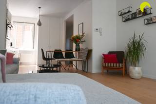 <p><span>Dit zeer verzorgd en instapklaar 1-slpk. appartement op de tweede verdieping, is gelegen in een klein gebouw met slechts 3 appartementen en een architecten kantoor op het gelijkvloers.</span></p><p><span>Alle winkels en openbaar vervoer zijn vlakbij. Het gebouw en de appartementen kregen in 2017/2018 een volledige facelift . </span></p><p><span> </span></p><p><span>indeling:</span></p><p><span>Vooraan vinden we de aantrekkelijke living/eetplaats en keuken, voorzien van alle comfort.<br />De badkamer is centraal geplaatst en voorzien van een douche en wastafel. Er is een apart toilet en een berging met aansluiting voor wasmachine en droogkast. De slaapkamer is aan de rustige achterzijde gelegen. Het appartement werd voorzien van driedubbele beglazing.</span></p><p><span>Er is ook nog een berging in de kelder. (geen lift)</span></p><p><span> </span></p><p><span>Op zoek naar een instapklaar appartement op een centrale ligging in Mortsel? Ook interessant voor investeerders.</span></p><p><span> </span></p><p><span>Bijkomende info:</span></p><p><span>- Asbestveilig! AREI conform!</span></p><p><span>- EPC: 232 kWh/m²j</span></p><p><span>- Provisiekosten per maand slechts €40/maand: (elektriciteit gemene delen, water, blokpolis)</span></p><p><span> </span></p><p><span>- P-score: A en G-score: A</span></p><p><span>- oppervlakte volgens EPC rapport</span></p><p><span> </span></p><p><span>Voor een bezoek ter plaatse bel 03/449.42.141 of mail <span>hallo@habicom.be</span></span></p><p><span>Benieuwd naar de waarde van jouw woning? Check het gratis op <span>www.watismijnhuiswaard.be</span></span><span> </span></p><p><span> </span></p>