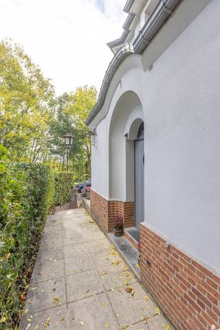 <strong>Karaktervolle cottagewoonst met tuin in de gegeerde Reginawijk te Dilbeek.</strong><br />Gelegen nabij scholen, winkelmogelijkheden, invalswegen op wandelsafstand van centrum Dilbeek.
<p>Deze statige woning in Anglo-Normandische cottagestijl ademt warmte en authenticiteit, ze werd +/- 17 jaar terug vanbinnen gerenoveerd met behoud van haar charme.</p>
<p>Er is een uitstekende verbinding met de Brusselse ring, E40 en meer. Dit biedt een sterke combinatie van<strong> </strong>een rustige residentiële ligging en vlotte bereikbaarheid.</p>
<p>Bij het binnenkomen langs de ruime inkomhal zijn er verscheidene ruimtes te bereiken, sas met vestiaire en handwasser in Carrara-marmer en afzonderlijke design-wc. Aan de voorzijde bevindt zich een bureel (7.7m²), ideaal voor thuiswerk of vrij beroep. <br /><br />Verder opent zich de gezellige woonkamer, voorzien van pellet-kachel en met een mooie parketvloer. Aansluitend ontdekken we de mooie, half-open keuken met werkblad in Belgische blauwe steen en kwalitatieve toestellen.<br /><br />Zowel de leefruimte als de keuken geven uit op het overdekte terras met eikenhouten pergola — een sfeervolle plek, in het verlengde van de leefplaatsen om het hele jaar door te genieten van de tuin.</p>
<p>De eerste verdieping biedt drie aangename slaapkamers (14 – 13 – 10 m²) en een gerenoveerde badkamer (+/-2008) (met douche, jacuzzi-ligbad een badkamermeubel met blad in Carrara-marmer) en een apart, tweede toilet. <br /><br />De vaste trap leidt verder naar de zolderverdieping, ingericht als extra, vierde slaapkamer of hobbyruimte met ingemaakte kasten en bijkomende zolderberging (10m²).</p>
<p>Ook op praktisch vlak scoort deze woning uitstekend. De volledige onderkeldering omvat vijf aparte kelderruimtes (voorzien van ventilatiesysteem) en een garage met voorliggende autostaanplaats. Er is stockageruimte, een wasplaats, conservenkelder en meer terug te vinden. <br /><br />De technische installaties van deze gezinswoning werden reeds gerenoveerd (elektrische installatie, afvoerleidingen, sanitair, verwarming met condenserende aardgasketel en gedeeltelijk ook de ramen).<br /><br />De aangename tuin is volledig omheind en voorzien van recent tuinhuis (elektriciteit voorzien).</p>
<p>Een bijzonder aangename woning met karakter, ruimte en gunstige aanpassingen door de jaren heen. En dat op een gewaardeerde locatie in Dilbeek.<br /><br />Deze eigendom is gekend als vastgesteld bouwkundig erfgoed (vrijstelling voor renovatieplicht, desondanks label F) meer informatie is terug te vinden via: <strong>https://www.onroerenderfgoed.be/het-goed-staat-een-vastgestelde-inventaris<br /><br /></strong>EPC 561 kWh/m² jaar<br />Code 3708061 - label F</p>