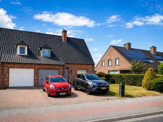 Maak uw profiel via onderstaande link en we contacteren u voor een bezoek:<br />https://Vlaemynck.mijnhuurprofiel.be/property/ec15edd2-3b4a-4e97-bebc-cad68edeac55<br /><br />Op een rustige ligging, vlakbij het centrum van Tielt, vinden we deze ruime gezinswoning. Dankzij de nabijheid van winkels, supermarkten, scholen en andere voorzieningen geniet u hier van een uitstekende combinatie van rust en een centrale ligging.<br /><br />Bij de woning hoort een ruime oprit met plaats voor twee wagens en een inpandige garage, waardoor u steeds over voldoende parkeergelegenheid beschikt.<br /><br />Indeling: <br />Via de inkomhal met gastentoilet komt u terecht in de lichtrijke leef- en eetruimte, die rechtstreeks toegang biedt tot het overdekte terras. De volledig geïnstalleerde keuken sluit aan op de veranda en geeft eveneens toegang tot de inpandige garage met praktische berging.<br /><br />Op de eerste verdieping bevinden zich de nachthal, drie volwaardige slaapkamers en een badkamer uitgerust met lavabo, ligbad en toilet.<br /><br />Daarnaast beschikt de woning over een ruime zolder, ideaal als extra berging.<br />Buiten geniet u van een volledig afgesloten tuin met tuinhuis, waar u in alle privacy kunt ontspannen.<br /><br />Beschikbaar vanaf 01/10/2026.<br /><br />Interesse in deze ruime gezinswoning? Plan vandaag nog uw bezoek via uw 'Huurdersprofiel'.