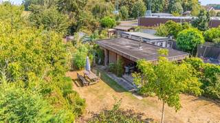 <p><span>Welkom bij deze interessante woning te Moleken 8 Wichelen. Gelegen op een mooi perceel van 800m² geniet je hier van een woning dat zowel ruimte als mogelijkheden aanbiedt. De woning is centraal gelegen, waardoor verschillende voorzieningen in de directe nabijheid zijn, denk maar aan winkels, school, openbaar vervoer en ontspanning! </span></p><p><span> </span></p><p><span>Bij het betreden van de woning word je verwelkomd in een uitnodigende inkomhal. De lichtrijke woonkamer, uitgerust met een gezellige gashaard, vormt het warme hart van het huis en biedt alle comfort voor ontspannen momenten. Aansluitend vind je de ruime keuken. Verder beschikt het gelijkvloers over een praktische wasruimte, badkamer met toilet, dubbele lavabo en ligbad. Er is tevens een veranda en nog extra bergruimte aanwezig, die verdere mogelijkheden naar uitbreiding geeft. </span></p><p><span> </span></p><p><span>Op de bovenverdieping bereik je drie slaapkamers en via een vaste trap is er toegang tot zolder waar nog mogelijkheden zijn tot het creëren van een extra kamer. </span></p><p><span> </span></p><p><span>Ook buiten stelt dit pand niet teleur: de levendige, volwassen tuin nodigt uit tot ontspanning, en geeft een waar vakantiegevoel in eigen land. Hier kan je genieten van buitenterras met overkapping, een leuke moestuin, plek voor dieren te houden en zoveel meer. </span></p><p><span> </span></p><p><span>Hoewel de woning op energetisch vlak nog aanpassingen nodig heeft, is hier een mooie basis aanwezig voor een prachtige thuis te maken. </span></p><p><span> </span></p><ul><li><span>EPC: 665 kWh/(m²jaar) – Label F (renovatieverplichting van toepassing) </span></li><li><span>Elektriciteit conform</span></li><li><span>CV op gas + elektrische verwarming</span></li></ul><p><span>Ben je op zoek naar een interessante woning met prachtige tuin? Dan is dit pand te Moleken absoluut een bezoek waard!</span></p><p><span> </span></p><p><span>Neem contact op met Quinten van Immo Zone op 0485/02.48.04 – quinten@immo-zone.be voor meer informatie of een bezichtiging.</span></p><p><span> </span></p><p><span>Alle documenten zijn reeds te raadplegen via de website van Immo Zone.</span></p><p><span> </span></p>