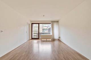 De serviceflat is omgeven door groen en rust en biedt het nodige comfort in een gezonde omgeving! Verder kan u beschikken over de gemeenschappelijke delen waaronder een restaurant, een bar, een ontspanningsruimte met TV, een zonneterras en een bibliotheek. <br />Elke flat is uitgerust met een noodoproepsysteem om zo 24/24 en 7/7 over het welzijn van de bewoners te kunnen waken. Een bushalte is aanwezig op 200m van de residentie dus zowel het aangename Heverlee als het bruisende Leuven zijn vlot bereikbaar. Eén van de bijkomende voordelen als eigenaar is dat u geen onroerende voorheffing betaalt aangezien alle serviceflats erkend zijn.<br />Populierenhof beschikt bovendien over een grote bezoekersparking zodat alle bezoekers comfortabel kunnen langskomen alsook een grote tuin waar het rustig vertoeven is. <br /><br />Armonea verzorgt de uitbating met een uitstekende service voor de bewoners en voorziet in voldoende verpleegkundig personeel en assistentie. Er worden ook extra diensten aangeboden waaronder een klusjesdienst, en wasserij, nachtverpleging, een boodschappendienst, een kapper en ga zo maar even door. Kortom: alles wat u verwacht van een assistentiewoning! <br /><br />De flat zelf bestaat uit een inkomhal met een apart toilet, een lichtvolle leefruimte met een terras, een keuken en een slaapkamer met aansluitend een badkamer.<br /><br />Prima investering op een mooie locatie!<br /><br />Indien u dit goed gelegen serviceflat graag bezoekt dan kan u mij steeds bereiken via arnaut@immojanstas.be of 0495292080.<br /><br />Bijkomende info (EPC, bodemattest, elektriciteitsattest, enz...) kan U hier downloaden ↓