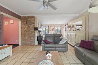 <p>Deze ruime handelswoonst langs de Kiezel Kleine Brogel te Peer biedt een unieke combinatie van wonen en werken, ideaal gelegen nabij het centrum en met vlotte verbinding naar omliggende gemeenten zoals Bree, Hechtel, Pelt en Oudsbergen.</p>
<p> </p>
<p>De open bebouwing uit 1988 staat op een perceel van 2.409 m² en combineert een te moderniseren woning met een volledig uitgeruste garage van 300 m² en een aparte showroom van 100 m². Het geheel is omheind en beschikt over diverse technieken zoals drijfkracht, gekeurde restolietanks, en uitgebreide isolatievoorzieningen. Met een EPC-label B is dit pand ook op energetisch vlak interessant.</p>
<p> </p>
<p><strong>Enkele troeven:</strong></p>
<ul><li>Combinatie Wonen/Werken: Perfect voor zelfstandigen dankzij de ruime garage, toonzaal en woonst op hetzelfde perceel.</li><li>Gunstige Ligging: Gelegen langs een verbindingsweg met directe toegang tot de Noord-Zuid verbinding en verschillende naburige gemeenten.</li><li>Technische Voorzieningen: Voorzien van dubbele beglazing, dak- en muurisolatie, rolluiken en volledige staalconstructie in de garage.</li><li>Energiezuinig: Met EPC-label B en goed onderhouden technieken is het pand klaar voor efficiënt gebruik.</li></ul>
<p>Ben jij de bezige bij die zichzelf al ziet klussen in deze loods? Maak gerust een afspraak via impact@era.be of 089 46 48 63, Lander helpt je graag verder!</p>