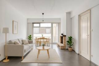 Ruim 2-slaapkamer appartement op een zeer gunstige locatie in nabijheid van winkels, scholen, openbaar vervoer en centrum Aalst (5minuten stappen). Het appartement omvat een inkomhal die toegang geeft tot de grote leefruimte (+- 38m²), een uitgeruste keuken een badkamer met douche, een apart toilet, 2 ruime slaapkamers (14m² en 10m²) en 2 terrassen. Verder beschikt het appartement nog over een kelderberging van 5m². Extra troeven: | Instapklaar | Ruim appartement | Centrale ligging dicht bij het centrum en invalswegen | Lift aanwezig |. Kortom bent u op zoek naar een ruim appartement of een top-investering? Wenst u meer informatie of een bezoek? Stuur dan gerust een mail naar Louis@immoaccenta.be.