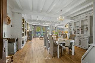 Bij aankomst valt meteen de royale parkeergelegenheid en de ruime garage op – ideaal voor wie comfort en praktisch gemak belangrijk vindt. Binnenin geniet je van een warme en lichtrijke leefruimte met een prachtig zicht op de gezellige tuin, waar het heerlijk vertoeven is.<br /><br />De woning beschikt momenteel over 2 ruime slaapkamers, met de mogelijkheid om eenvoudig uit te breiden naar maar liefst 4 slaapkamers – perfect voor groeiende gezinnen of wie extra ruimte zoekt voor een bureau of hobbykamer.<br /><br />De geïnstalleerde keuken nodigt uit tot gezellig koken, terwijl de badkamer op de bovenverdieping (met douche, lavabo en toilet) en het aparte gastentoilet zorgen voor extra comfort. Bovendien is er een ruime zolder en heel wat handige opbergruimte aanwezig.<br /><br />Dankzij de solide basis en het grote potentieel is dit niet alleen een ideale gezinswoning, maar ook een slimme investering met toekomstmogelijkheden.<br /><br />Laat je verrassen door de ruimte, de ligging en de mogelijkheden van deze woning – een unieke kans die je niet mag missen!<br /><br />Het epc dient nog aangepast te worden omdat de keurder geen rekening heeft gehouden met de verwarming op mazout.