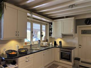 Ruime gezinswoning met paardenstallen, buitenpiste en zwembad op 0,5 ha te Kinrooi Op een prachtig perceel van 5.000 m² vind je deze charmante woning...