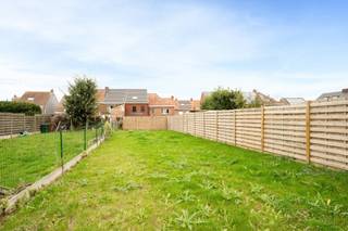 TOPPER! Volledig gerenoveerde woning met 3 slaapkamers en TUIN! Centraal gelegen te Moen, in de nabijheid van scholen, winkels en openbaar...