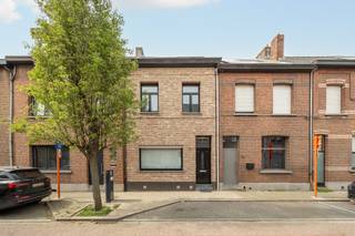 <p>Bent u op zoek naar een perfect onderhouden gezinswoning met karakter, veel licht en een zalige buitenruimte? Deze unieke woning in de De Bosschaertlei biedt modern comfort op een centrale locatie.</p><p>Authentieke charme &amp; praktische indeling : Bij binnenkomst valt direct de elegantie van de inkomhal op, met een tijdloze donkere tegelvloer en prachtige witte lambrisering. Een fraaie boog leidt naar de traphal met de authentieke houten trap, een knipoog naar het oorspronkelijke karakter van de woning.</p><p>Ruimte voor gezelligheid en koken : De leefruimte vormt een harmonieus geheel. De sfeervolle eetkamer is modern en gezellig. Dankzij een van de drie strategisch geplaatste airco-units geniet u hier het hele jaar door van de ideale temperatuur. De aansluitende landelijke keuken is een droom voor elke hobbykok, afgewerkt met metrotegels en een houten werkblad. De unieke lichtstraat in de veranda zorgt voor een overvloed aan natuurlijk licht tot diep in de keuken.</p><p>Rust en comfort : Op de verdiepingen bevinden zich 3 volwaardige slaapkamers. Ook de master bedroom is uitgerust met airco. Voor een optimale nachtrust en privacy is de volledige woning voorzien van rolluiken.</p><p>Zuidwest gerichte tuin &amp; garage De absolute troef is de diepe, perfect georiënteerde zuidwest tuin. Hier geniet u de hele dag van de zon. Een betegeld pad leidt naar de ruime garage achteraan, die tevens vlot bereikbaar is via de zijkant van het perceel.</p>