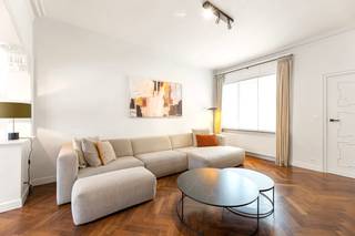 TOPGELEGEN MOOI AFGEWERKTE HALFOPEN HERENWONING MET 4 SLK, RUIME TUIN EN PARKING VOOR 2 WAGENS op wandelafstand van het station. INDELING:...