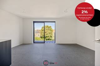 <h1><span>Dit ruime appartement is gelegen in de Burgemeester Bollenstraat in Hasselt</span></h1>
In een rustige straat in het centrum van Hasselt ontdek je dit instapklare appartement te koop, waar hedendaags wonen en energiezuinigheid samenkomen. De ideale plek voor wie op zoek is naar een comfortabele thuis of een slimme investering, vlak bij winkels, horeca, parken en openbaar vervoer.<br /><br />Het appartement is goed ingedeeld en combineert ruimte, licht en afwerking. De open leefruimte is aangenaam licht en sluit mooi aan op een uitgeruste open keuken, voorzien van kwalitatieve toestellen en moderne materialen. Je geniet van twee slaapkamers met parketvloer, een strakke badkamer met douche en lavabo, een apart gastentoilet en overal vloerverwarming voor extra comfort. Buiten is er een privéterras.<br /><br />Dankzij een warmtepomp, zonnepanelen en uitstekende isolatie behaalt dit appartement een EPC A-score, wat zorgt voor lage verbruikskosten.<br /><br /><strong>Wat is er INBEGREPEN?</strong>

<ul>
	<li>Gemeenschappelijke fietsenberging</li>
	<li>De studio is professioneel geschilderd ter waarde van € 7.000</li>
	<li>Verlichting werd reeds geïnstalleerd ter waarde van € 1.500</li>
</ul>
<strong>Zin om deze studio van dichtbij te ontdekken?</strong><br />Mail carine@optie-m.be of bel haar op 0478 41 58 70. Ze maakt graag tijd voor jou!<br /><br />Wens je graag een gratis en vrijblijvende schatting van je woning? Contacteer ons gerust voor een afspraak.<br /><br />VG - WG -  GMO - GVKR - GVV