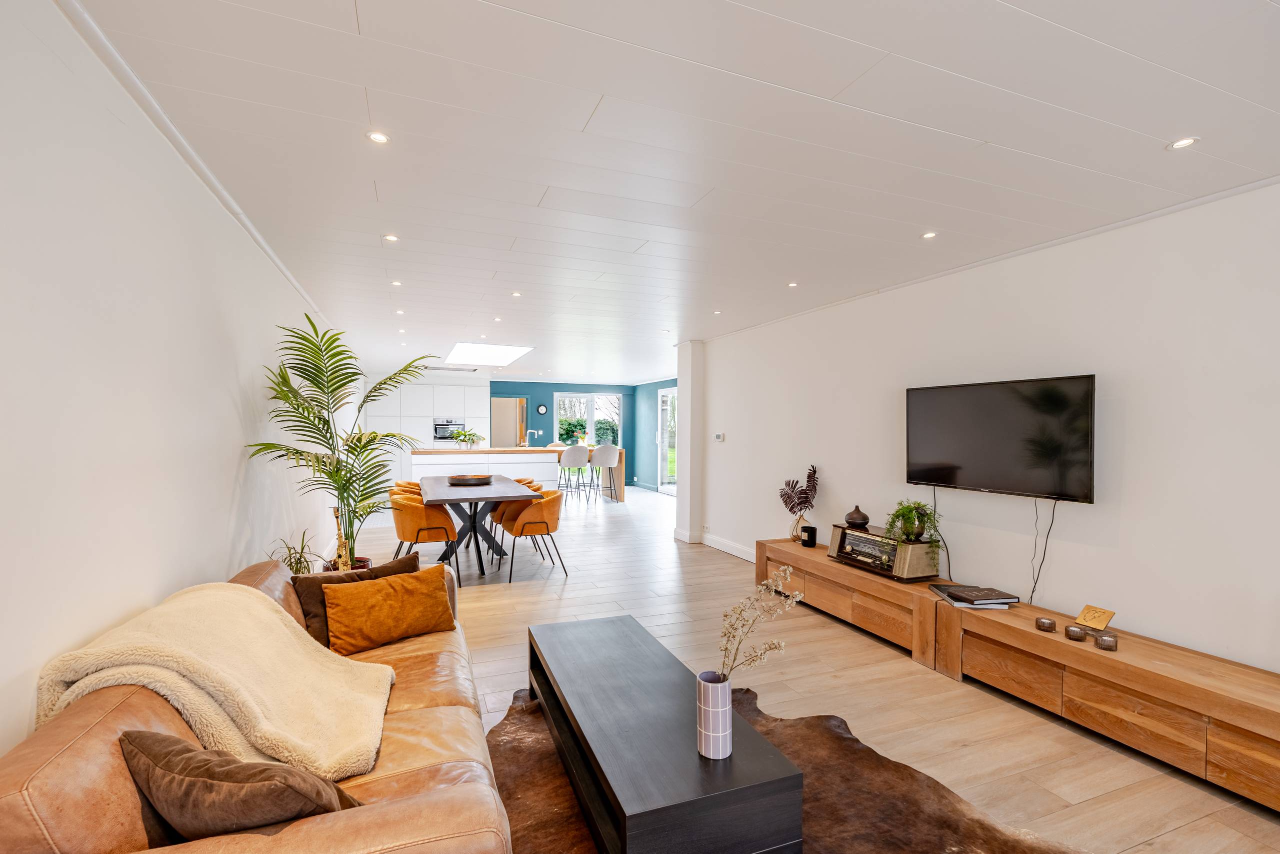 GERENOVEERDE, RUIME WONING OP EEN PERCEEL VAN 931M² - foto 1