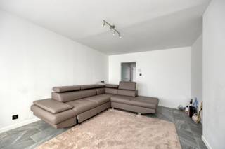 Op zoek naar een ruime gezinswoning of een interessante investering? Deze volledig gerenoveerde woning (2024) combineert ruimte, comfort en een uitstekende ligging in Tienen.<br /><br />De woning beschikt over een bewoonbare oppervlakte van 161 m² en omvat 4 volwaardige slaapkamers, een volledig afgewerkte zolder die perfect kan dienen als bureau, hobbykamer of extra leefruimte, 2 badkamers (met bad en douche) en 3 toiletten. Daarnaast is de woning deels onderkelderd en beschikt ze over een praktische achteruitgang naar de Pastorijstraat.<br /><br />Dankzij de renovatie in 2024 is de woning volledig instapklaar. Het EPC bedraagt 329 (label D), waardoor er geen renovatieplicht geldt. De elektriciteit is praktisch conform; de eigenaar zorgt nog voor de ontbrekende schema’s.<br /><br />Een extra troef: de woning is momenteel verhuurd aan € 1.311 per maand, waardoor ze ook een interessante opportuniteit vormt voor investeerders.<br /><br />Gelegen nabij winkels, scholen, openbaar vervoer en belangrijke verbindingswegen.<br /><br />Interesse? Plan vandaag nog uw bezoek en ontdek deze veelzijdige eigendom. Contacteer Marie via 0492 64 65 72 of info@ledonimmo.be.