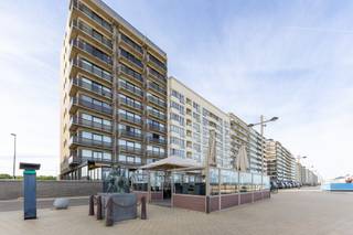 <p><strong>Te koop: unieke horecazaak met bewezen omzetcijfers op topligging aan de Zeedijk in Middelkerke.</strong><br /><br /> </p>
<p>Restaurant Deauville is sinds de jaren 90 een gevestigde waarde aan de kust en geniet een uitstekende reputatie bij toeristen en vaste klanten. Dankzij de bewezen omzetcijfers draait deze zaak zowel in de zomer als winter op volle toeren.<br /><br /> </p>
<p>De zaak beschikt over een ruime restaurantzaal, binnenterras, bar, volledig uitgeruste professionele PALUX-keuken en sanitair. Er zijn 152 zitplaatsen: 78 binnen, 26 op het privatieve terras en 48 op het ruime zomerse terras aan de overzijde van de straat (toegelaten van 15 maart tot 15 november).<br /><br /> </p>
<p>Daarnaast is er een garage inbegrepen in de prijs, momenteel gebruikt als stockageruimte. Deze is samen met de achteringang bereikbaar via de koer achter het gebouw, wat leveringen eenvoudig maakt.<br /><br /> </p>
<p>De uitzonderlijke hoekligging, aan het begin van het autotoegankelijke deel van de zeedijk, zorgt voor een vlotte bereikbaarheid en parkeermogelijkheden vlak voor de deur.<br /><br /> </p>
<p><strong>Belangrijkste ruimtes:</strong><br />• Ruime restaurantzaal met apart binnenterras.<br />• Volledig uitgeruste bar.<br />• Professionele PALUX-keuken.<br />• Sanitair op de kelderverdieping.<br />• Twee buitenterrassen met 78 zitplaatsen.<br />• Garage inbegrepen.</p>
<p><br /><br /><strong>Troeven:</strong><br />• Absolute topligging op de zeedijk.<br />• Parking en bereikbaarheid voor de deur.<br />• Bekende horecazaak sinds de jaren 90.<br />• Winstgevende uitbating met bewezen omzetcijfers.<br />• 152 zitplaatsen, ideaal voor een hoog bezoekersvolume.</p>
<p><br /><br />Neem vandaag nog contact op met Kyan voor meer informatie of een bezoek.</p>
<p><br /><br /><strong>JOUW DROOMZAAK. ZO GEVONDEN!</strong></p>