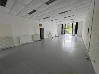 Showroom/baanwinkel te huur in Dendermonde langs de Zeelsebaan met vlotte ontsluiting naar E17. De showroom van 446 m² beschikt over een...