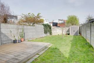 Achter deze mooie gevel op de Diksmuidelaan schuilt er ruimte en een tuin. Deze is 275 m² groot. Dat is niet “oh ja, valt mee”-groot, dat is...