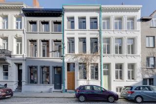 <p>In een rustige straat met enkel lokaal verkeer, vlak bij het Oud Justitiepaleis en de levendige Anselmostraat, bevindt zich dit charmante burgerhuis uit 1931. De buurt staat bekend om haar centrale ligging, groene parkeerzones, buurtwinkels en vlotte verbindingen met het centrum en de invalswegen.</p>
<p>Het pand werd circa zeven jaar geleden grondig gerenoveerd en combineert vandaag authentiek karakter met hedendaags comfort. Op het gelijkvloers bevindt zich een ruime slaapkamer met dressing en werkruimte, aangevuld met een recente badkamer met ligbad en douche. De eerste verdieping vormt het leefniveau met een zonnige woonkamer, eetruimte en een volledig uitgeruste keuken met AEG-toestellen. Op de tussenverdieping zorgt een gezellig terras samen met een apart toilet voor extra wooncomfort.</p>
<p>Op de tweede en derde verdieping bevinden zich telkens een ruime slaapkamer met ensuite badkamer en kitchenette, ideaal voor wie privacy of multifunctioneel gebruik wenst. Beide verdiepingen zijn voorzien van airconditioning. Het pand is volledig onderkelderd en biedt plaats aan een home office, wasruimte en extra berging. In 2021 werden tien zonnepanelen geplaatst met een nog terugdraaiende meter.</p>
<p>Dit pand is bijzonder geschikt voor gezinnen die ruim en centraal willen wonen, koppels die wonen en werken willen combineren, of investeerders op zoek naar een flexibel en rendabel stadspand.</p>
<p><strong>Interesse? Contacteer Listed voor een bezoek: +32 3 283 51 51.</strong></p>